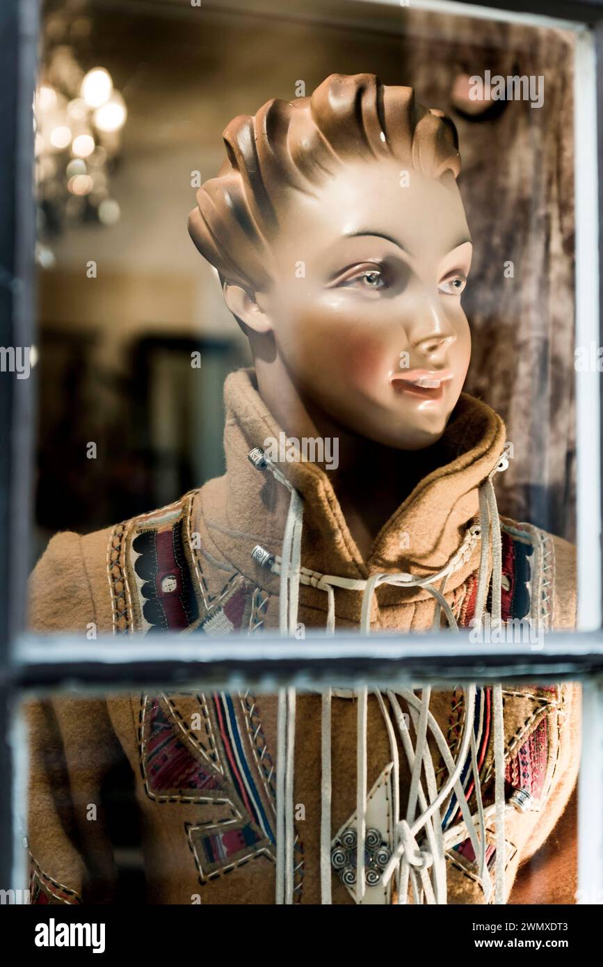 Mannequin, mannequin head, mannequin, shop window, fashion, headgear, jacket, clothing, shop, shop, shopping, shopping, window, display, buy, offer Stock Photo