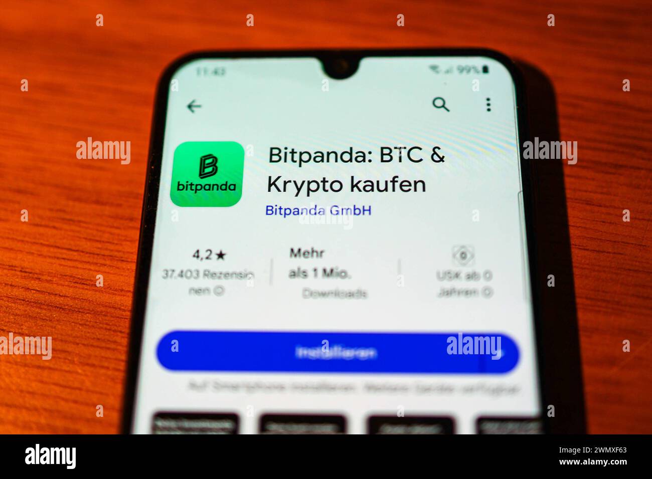 Bitpanda APP auf dem Handy *** Bitpanda APP on the cell phone Copyright:  xLobeca/RHx Stock Photo - Alamy
