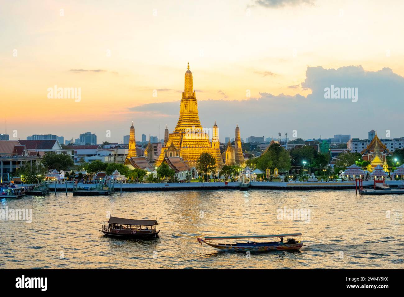 Thailand, Bangkok, sunset over Wat Arun Temple of Dawn and the Chao Phraya River Stock Photo