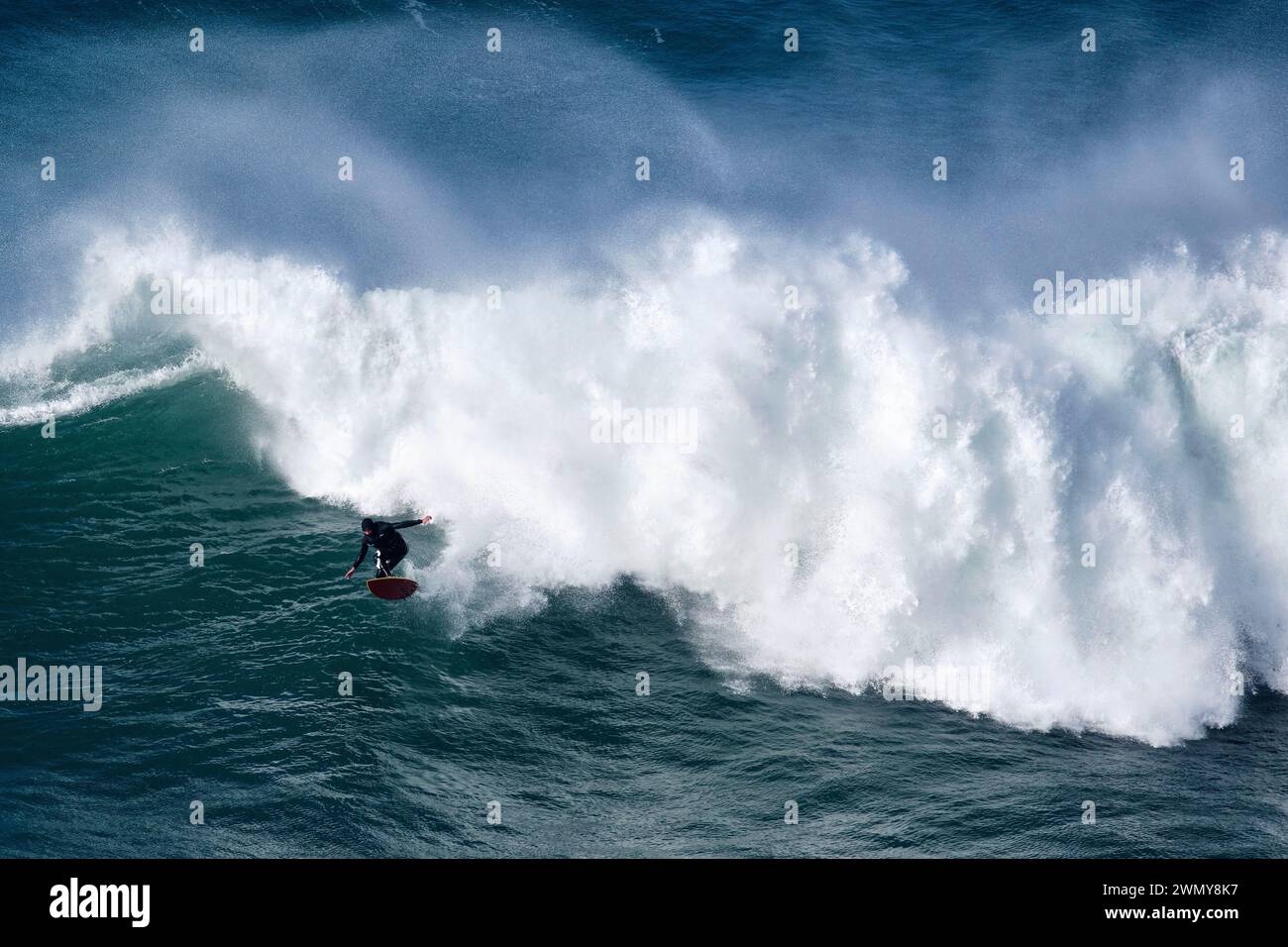 Portugal, Estremadura, Nazaré, surf on the giant waves of Nazaré Stock Photo