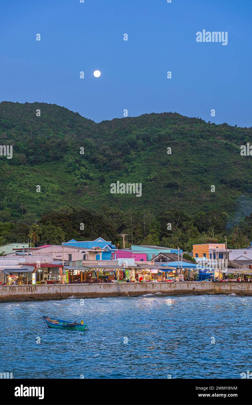 Vietnam, Kien Giang province, Hon Son (or Lai Son) island, Bai Nha hamlet at dusk Stock Photo