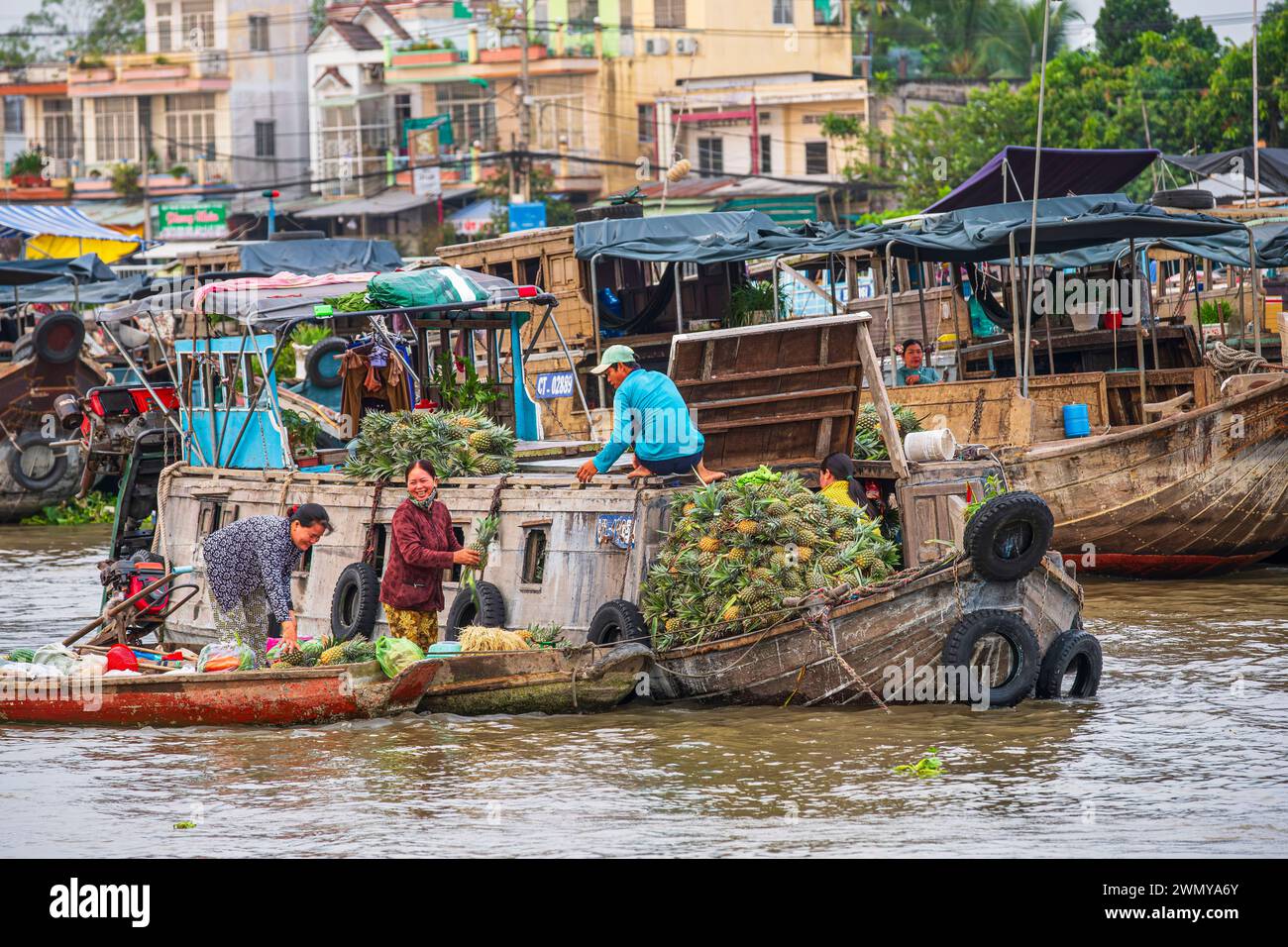 Vietnam, Mekong Delta, Cai Rang district, Cai Rang floating market on Can Tho river Stock Photo
