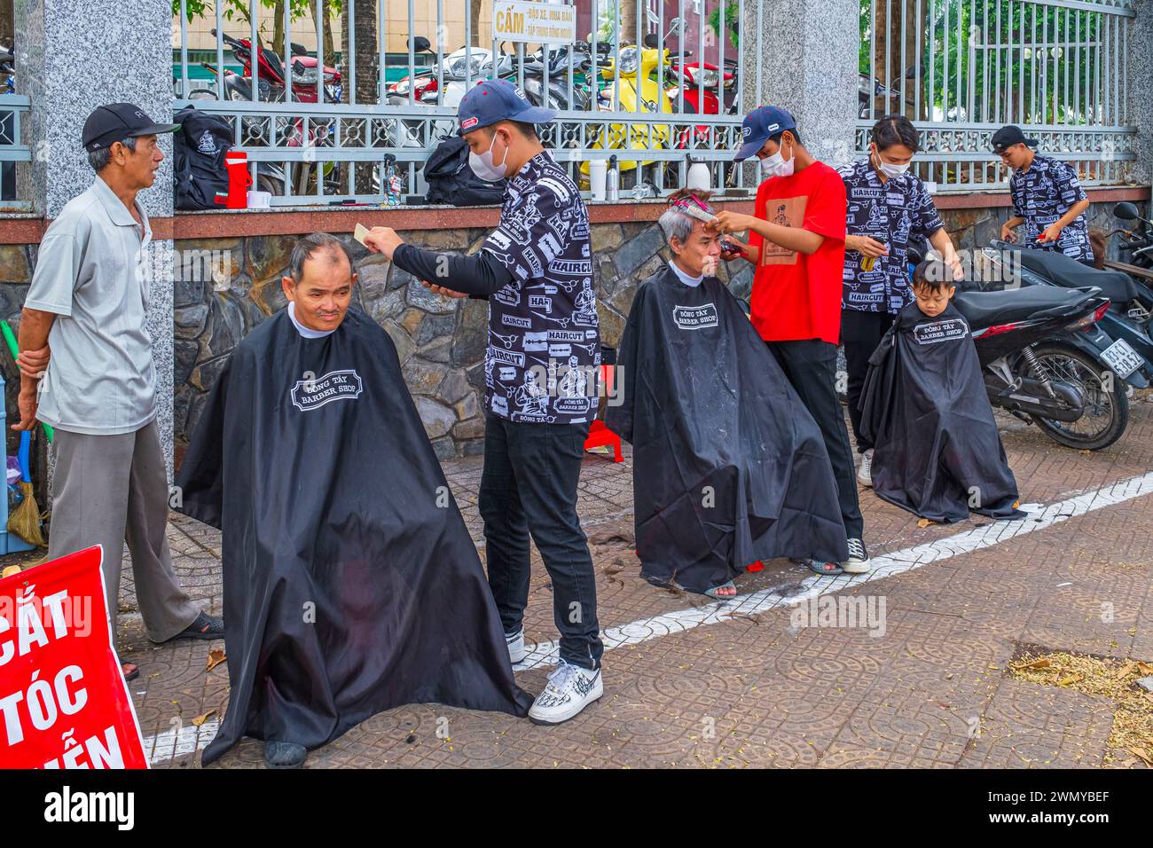 Vietnam, Mekong Delta, Can Tho, street hairdressers Stock Photo