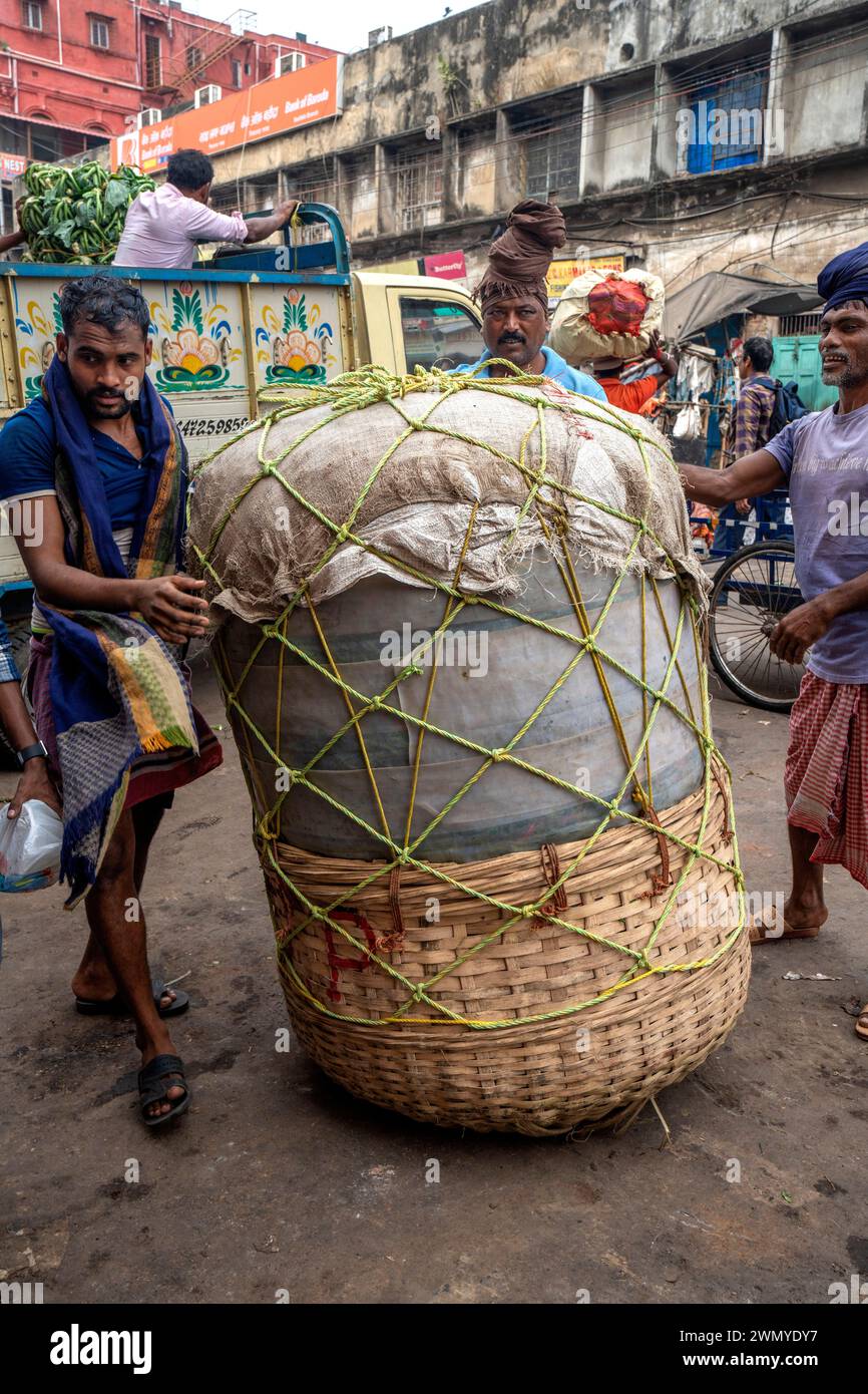 India, Bengal, Calcutta, the wholesale fruit and vegetable market, certain packs can weigh up to 1000 pounds Stock Photo