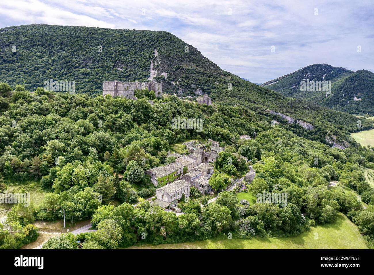 France, Drôme (26), Drôme provençale, Soyans, Saint-Marcel church and the ruins of the castle (aerial view) Stock Photo