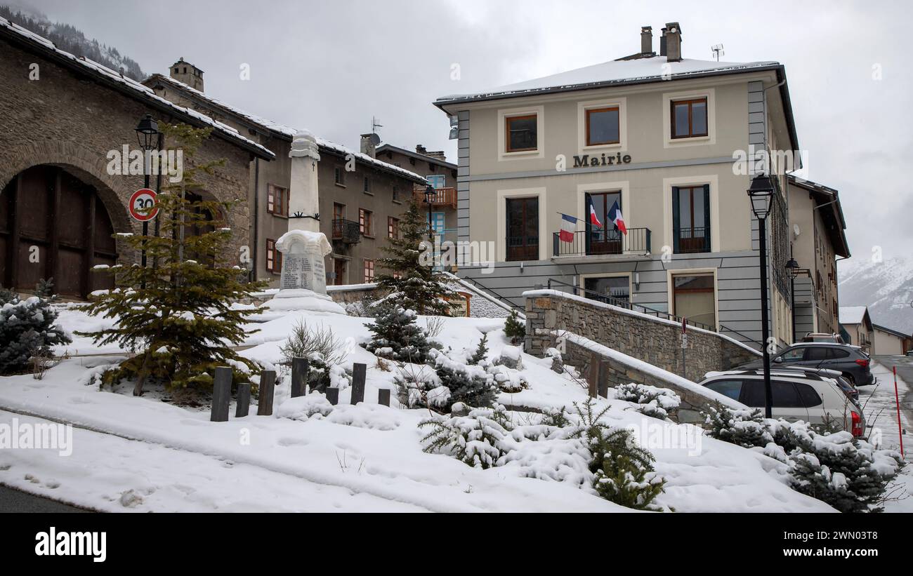 the-monument-to-the-fallen-soldiers-of-the-wwi-in-front-of-the-town