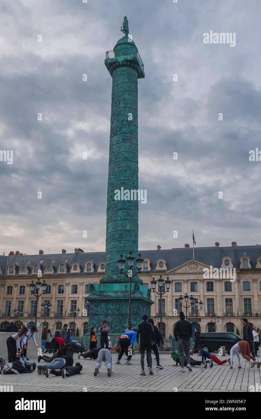 Paris, France, 2023. People doing burpees during a crossfit session at the foot of the column commissioned by Napoleon, place Vendôme (vertical) Stock Photo