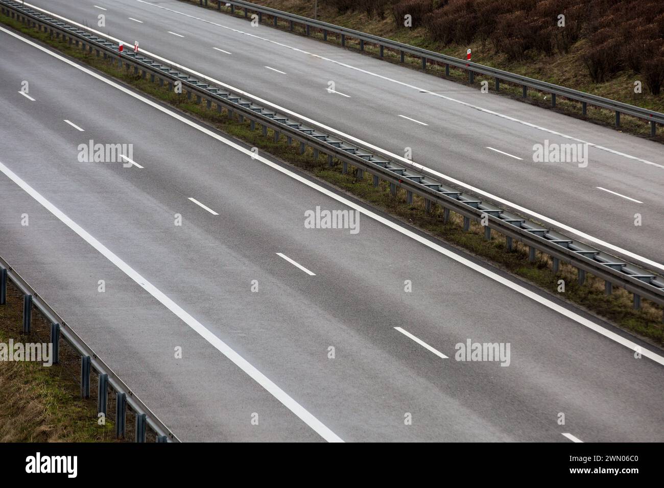 Cigacice, Lubusz Voivodeship, Poland. 20th Feb, 2024. Traffic lanes are seen on the S3 Expressway in Cigacice. Expressway S3 is a Polish route, which is planned to run from Å'winoujÅ“cie on the Baltic Sea through Szczecin, GorzÃ³w Wielkopolski, Zielona GÃ³ra and Legnica, to the border with the Czech Republic, where it will connect to the planned D11 motorway. (Credit Image: © Karol Serewis/SOPA Images via ZUMA Press Wire) EDITORIAL USAGE ONLY! Not for Commercial USAGE! Stock Photo