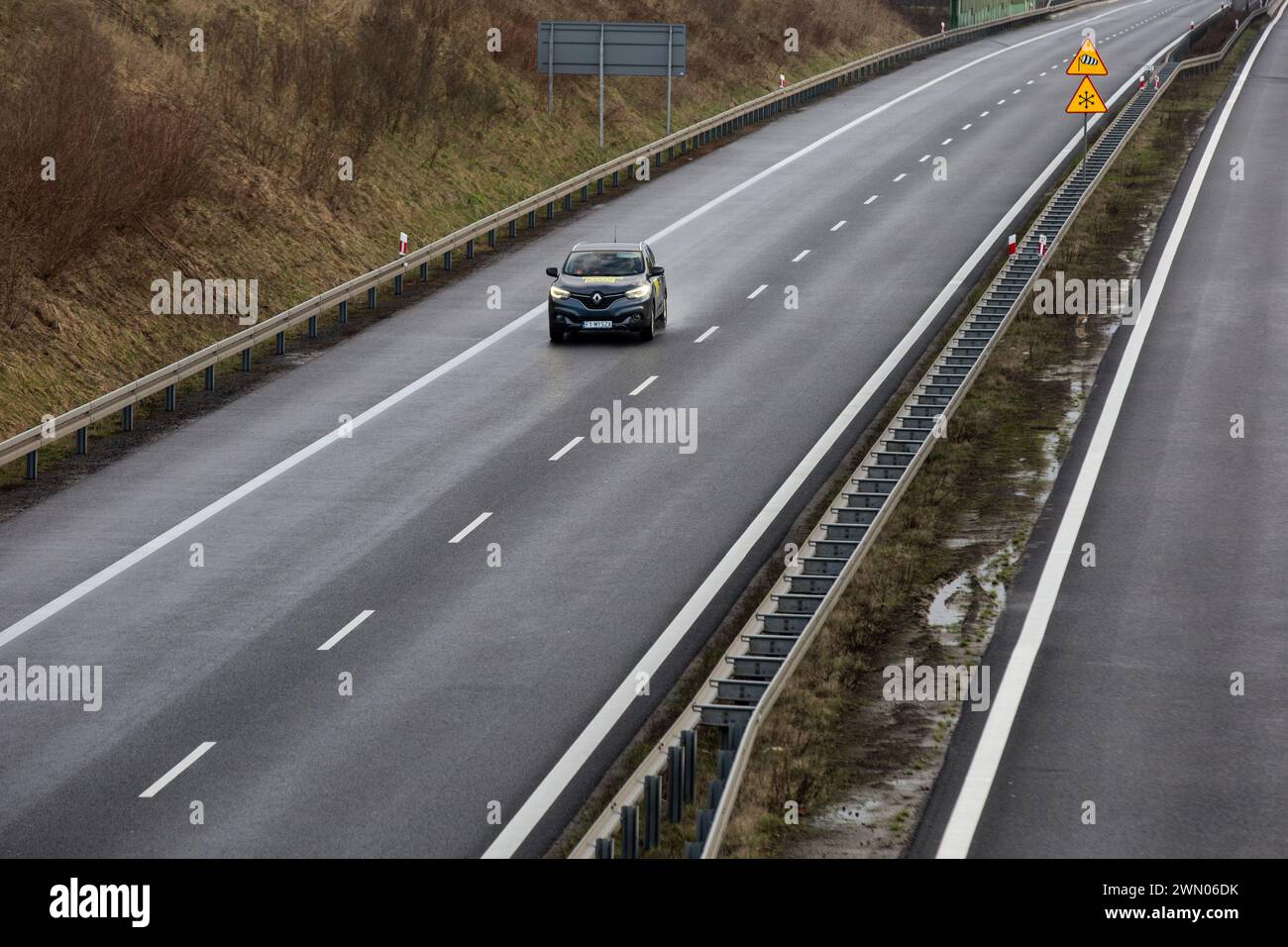 Cigacice, Lubusz Voivodeship, Poland. 20th Feb, 2024. A vehicle drives along the S3 Expressway in Cigacice. Expressway S3 is a Polish route, which is planned to run from Å'winoujÅ“cie on the Baltic Sea through Szczecin, GorzÃ³w Wielkopolski, Zielona GÃ³ra and Legnica, to the border with the Czech Republic, where it will connect to the planned D11 motorway. (Credit Image: © Karol Serewis/SOPA Images via ZUMA Press Wire) EDITORIAL USAGE ONLY! Not for Commercial USAGE! Stock Photo