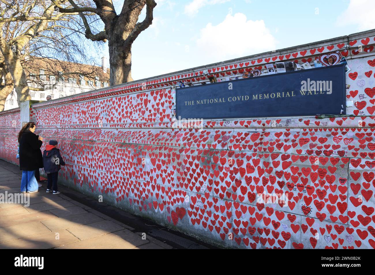 The National Covid Memorial Wall on Albert Embankment opposite the H of P, stretching 500 metres and remembering the UK's catastrophic loss of life. Stock Photo