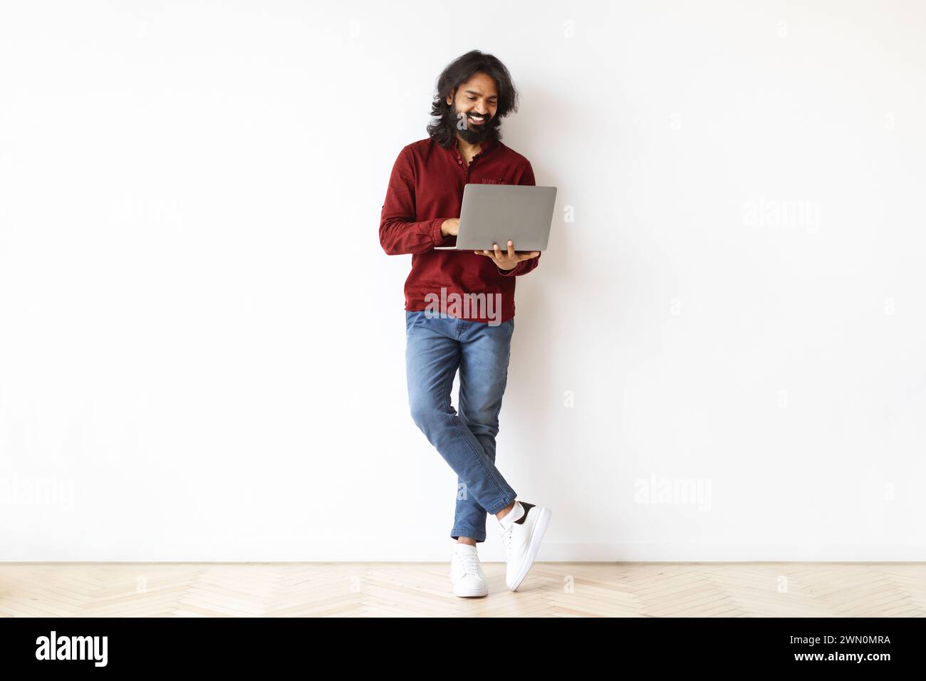 Indian guy on laptop hi-res stock photography and images - Alamy