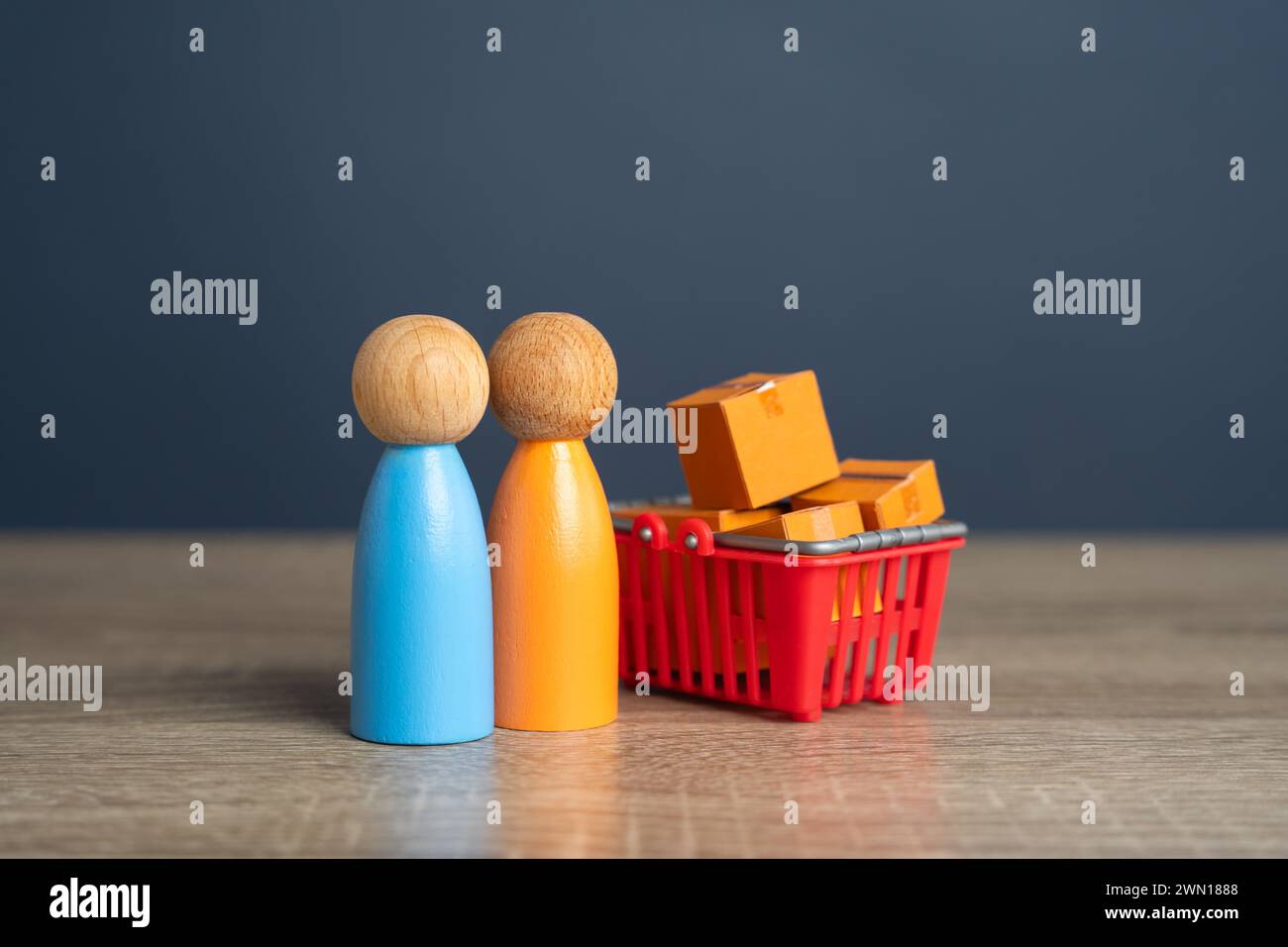 Buyers and shopping basket, figurines. Buyer preferences. Market basket research. Gain insight into the hearts and minds of consumers. Products and ma Stock Photo