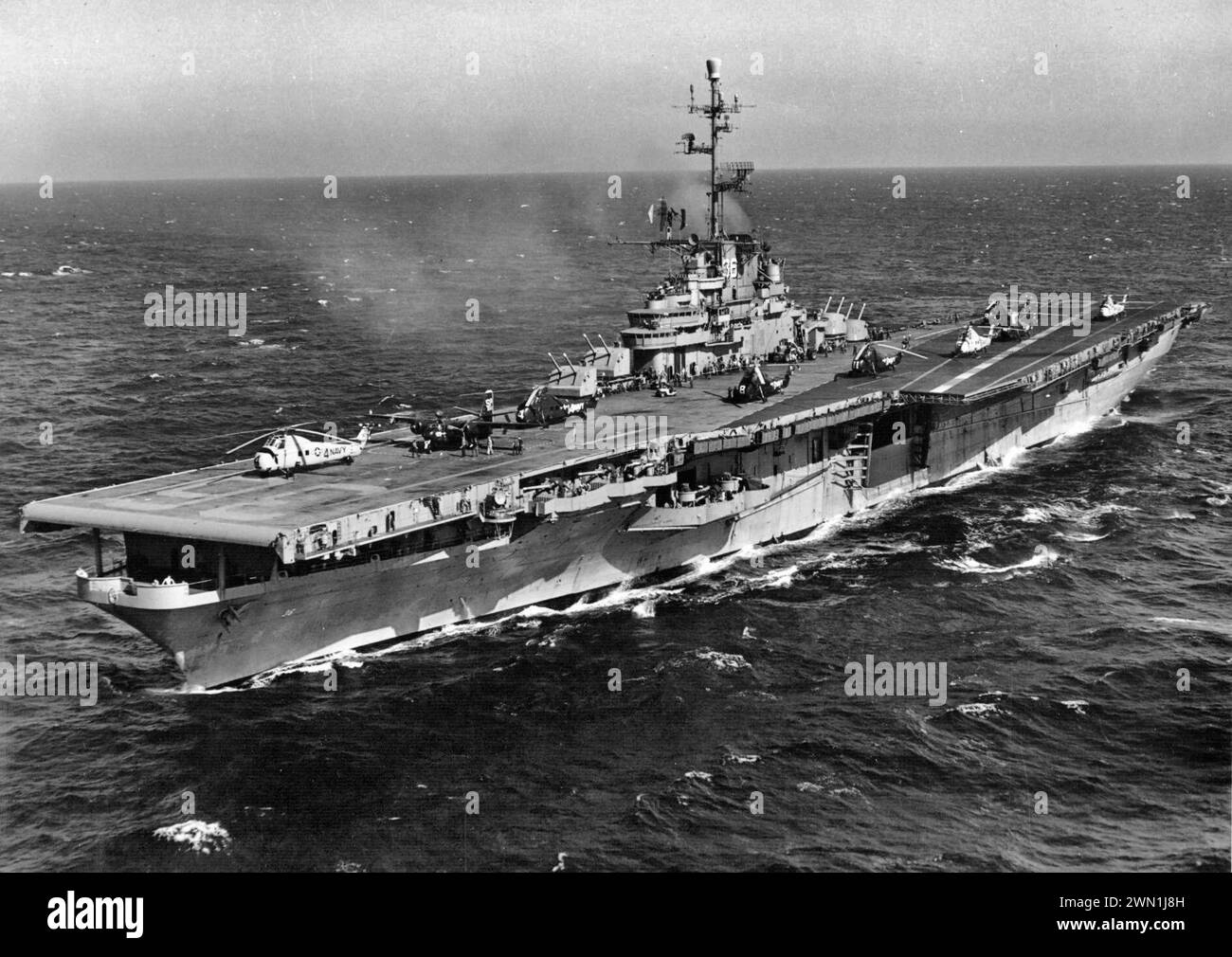 The U.S. Navy aircraft carrier USS Antietam (CVS-36) underway with an Grumman S2F-1 Tracker from Anti-Submarine Squadron VS-31 Topcats and Sikorsky HSS-1 Seabats on the flight deck. January 1957 Stock Photo