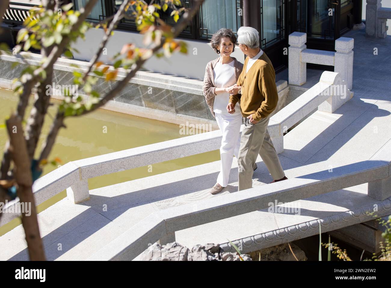 Indian senior couple in park hi-res stock photography and images - Alamy