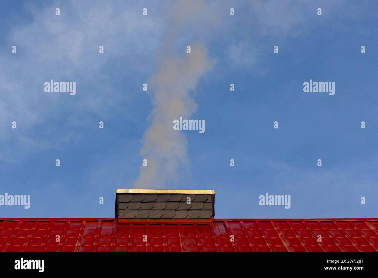 rauchender Schornstein Einfamilienhaus Umweltverschmutzung Luftverpestung Stock Photo