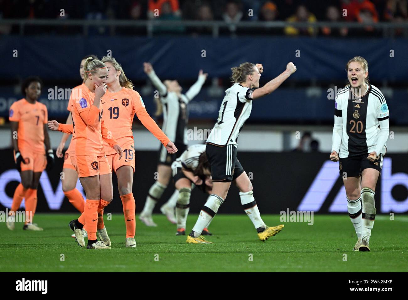 Heerenveen, Netherlands. 28th Feb, 2024. Soccer, Women: Nations League A Women, Netherlands - Germany, play-off round, match for 3rd place. The Germans Sjoeke Nüsken (r) and Alexandra Popp celebrate the victory. Credit: Federico Gambarini/dpa/Alamy Live News Stock Photo