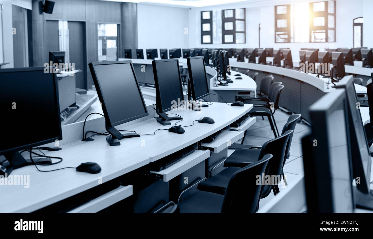 Empty office workstations hi-res stock photography and images - Alamy