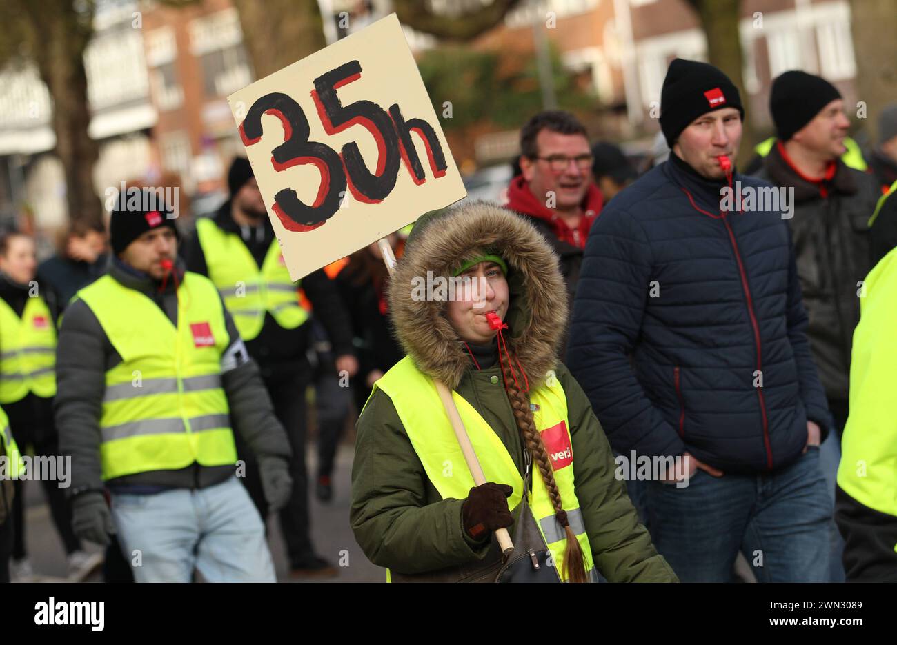 Demonstration von Mitarbeitern und Mitarbeiterinnen der Hamburger Hochbahn AG und der Verkehrsbetriebe Hamburg-Holstein GmbH VHH. Hier bewegt sich der Demonstrationszug vom Wiesendamm in Richtung des Bahnhofs Barmbek. Die Vereinte Dienstleistungsgewerkschaft ver.di hatte sie zu einem Warnstreik aufgerufen. Hintergrund sind die laufenden Tarifverhandlungen für die rund 8.000 Beschäftigte bei der Hochbahn und VHH. Hierbei geht es insbesondere um die nachhaltige Verbesserung der Arbeitsbedingungen und eine Entlastung der Beschäftigten. Barmbek Hamburg *** Demonstration by employees of Hamburger H Stock Photo