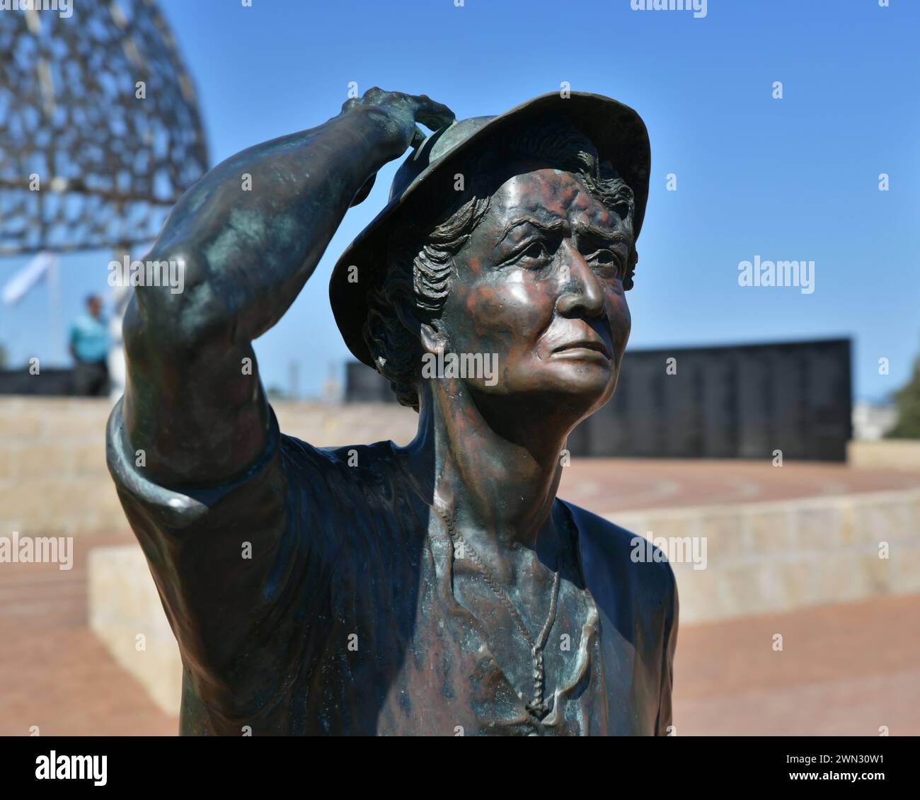 The Waiting Woman sculpture by Joan Walsh-Smith and Charles Smith, Geraldton, WA Stock Photo