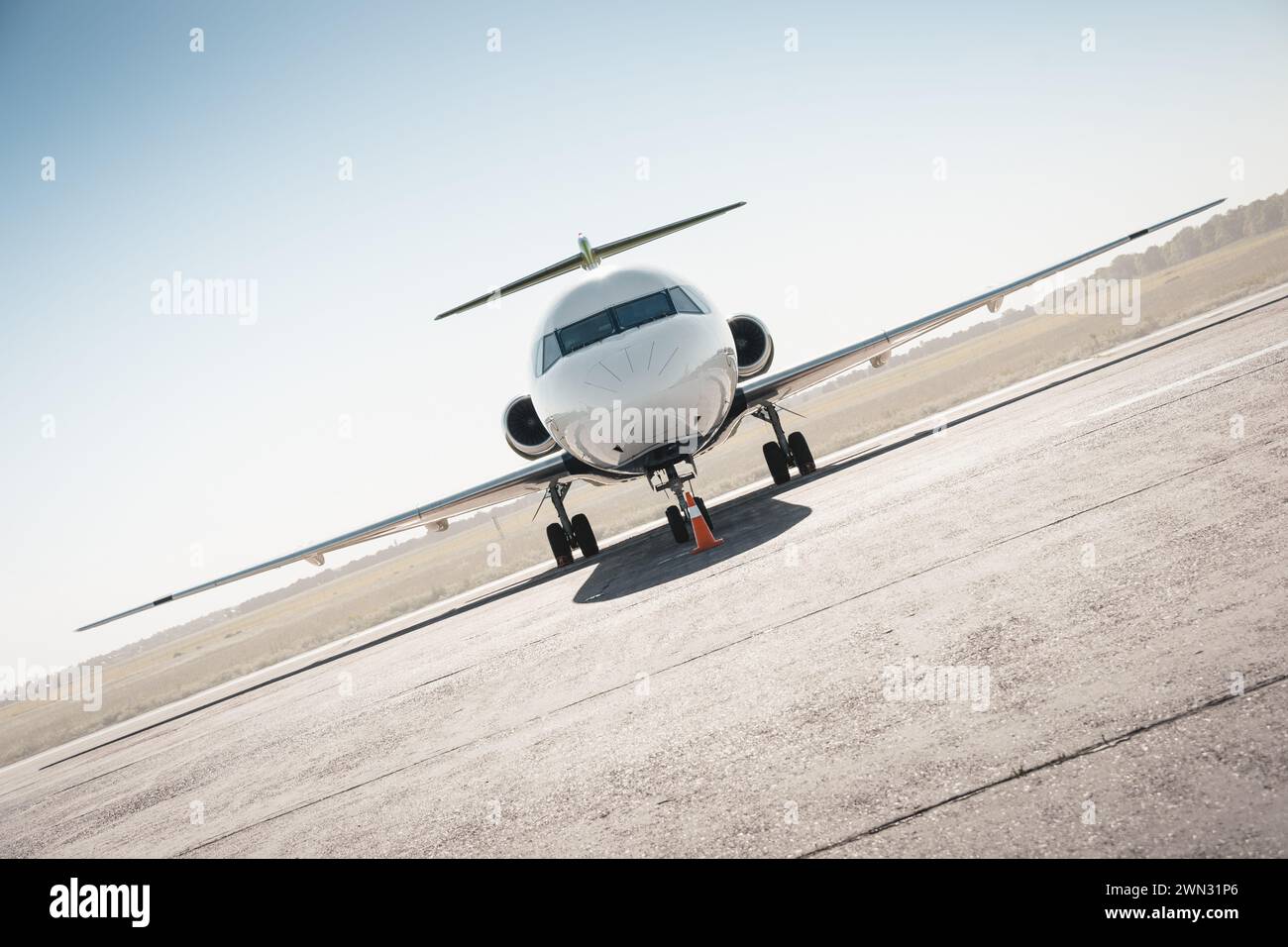 White airplane with blue tail hi-res stock photography and images - Alamy