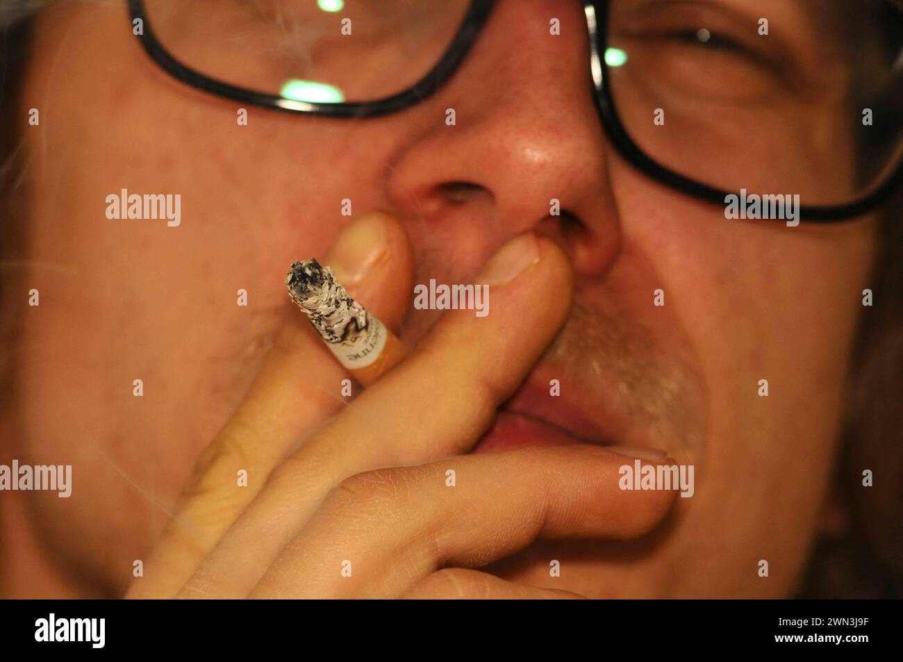 Pull cigarettes hi-res stock photography and images - Alamy