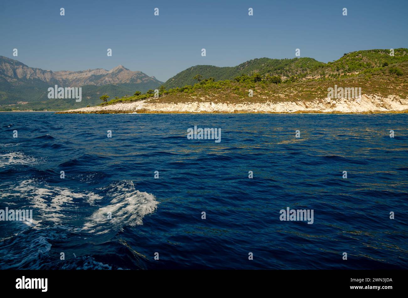 Clouds mountains over body water hi-res stock photography and images ...