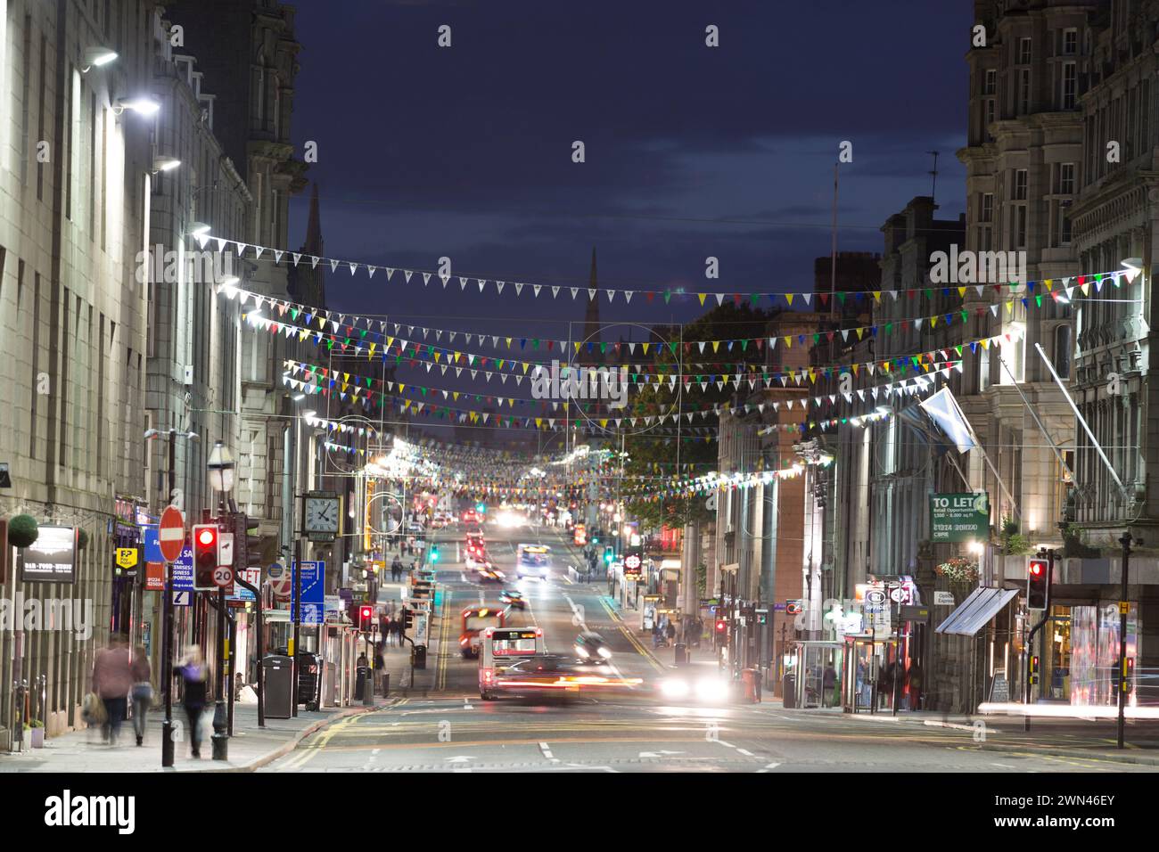 Night street scene showing hi-res stock photography and images - Alamy