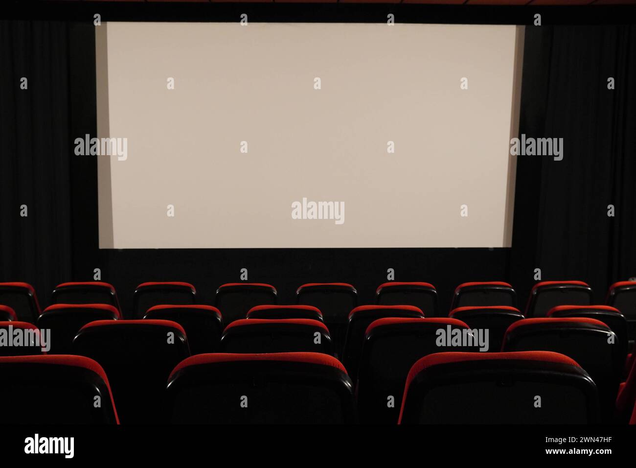 Leerer Kinosaal, rote Stühle, Kinosessel, Leinwand, Tübingen, Baden-Württemberg, Deutschland *** Empty movie theater, red chairs, cinema seats, screen Stock Photo