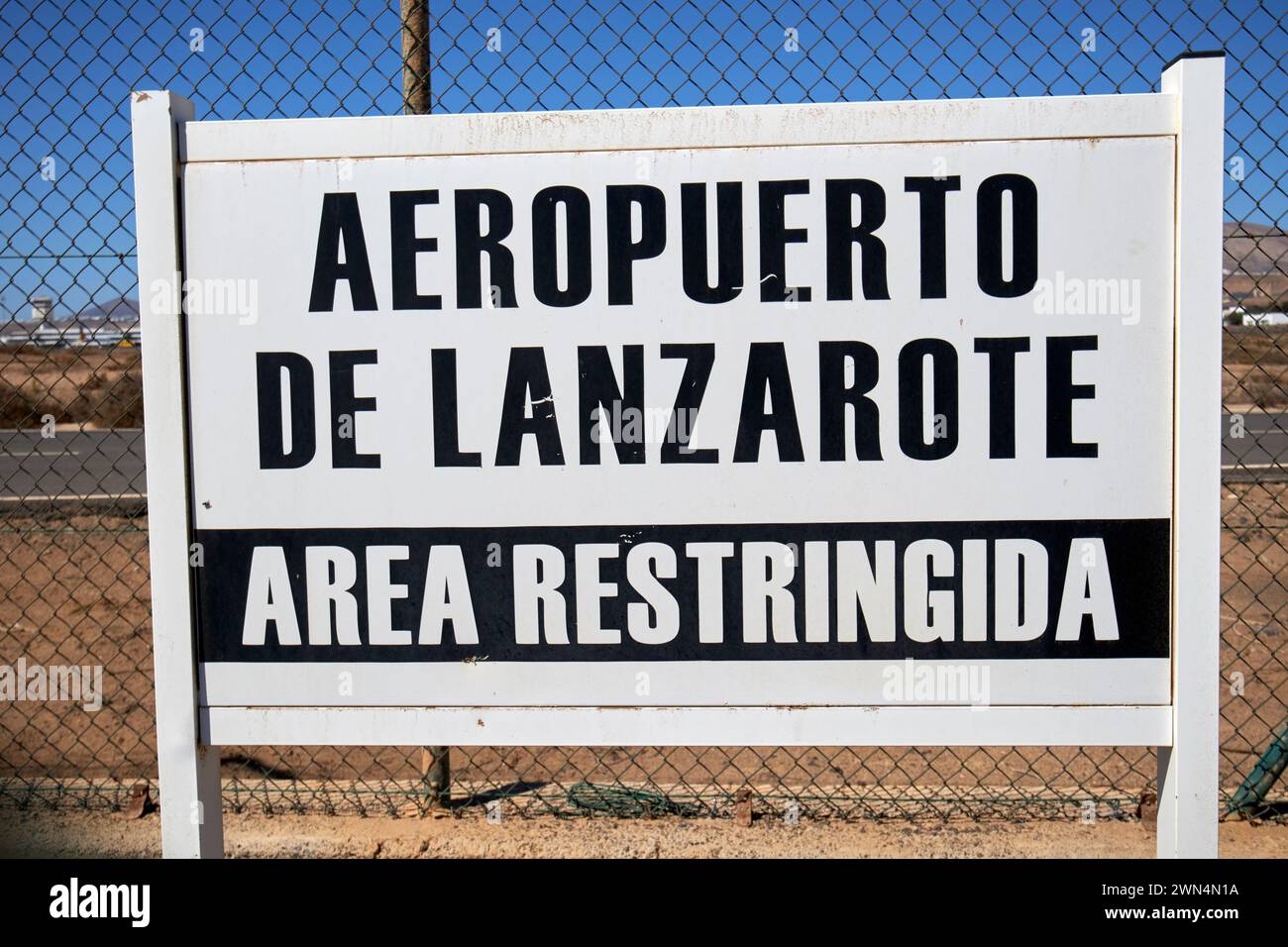 aeropuerto de lanzarote area restringida restricted area security warning signs on the perimeter fence of Lanzarote airport, Canary Islands, spain Stock Photo