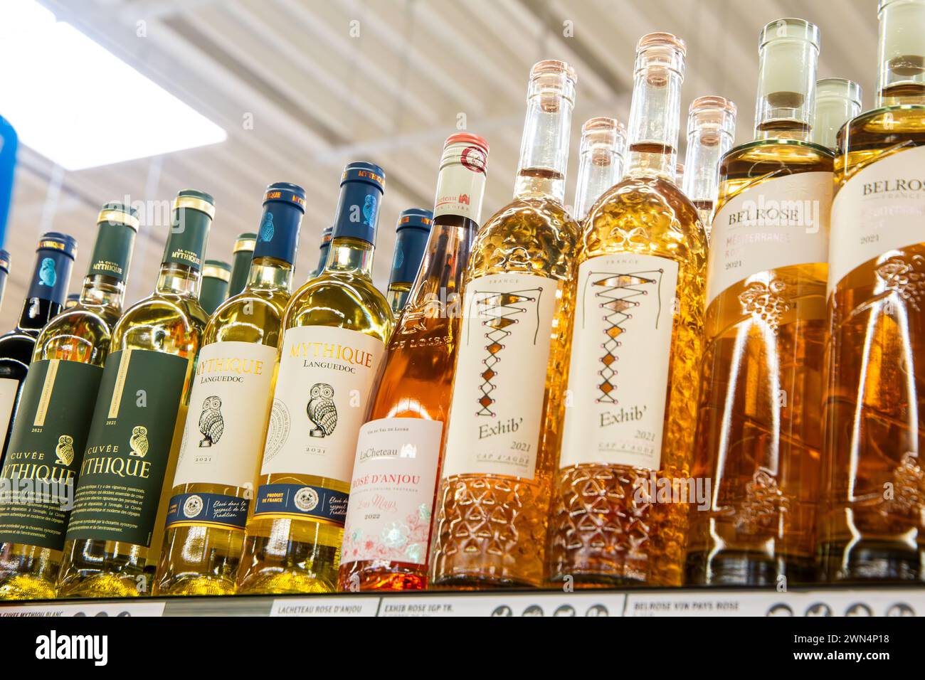Februar 2024: Weinregal mit Wein aus Frankreich im Supermarkt Stock Photo