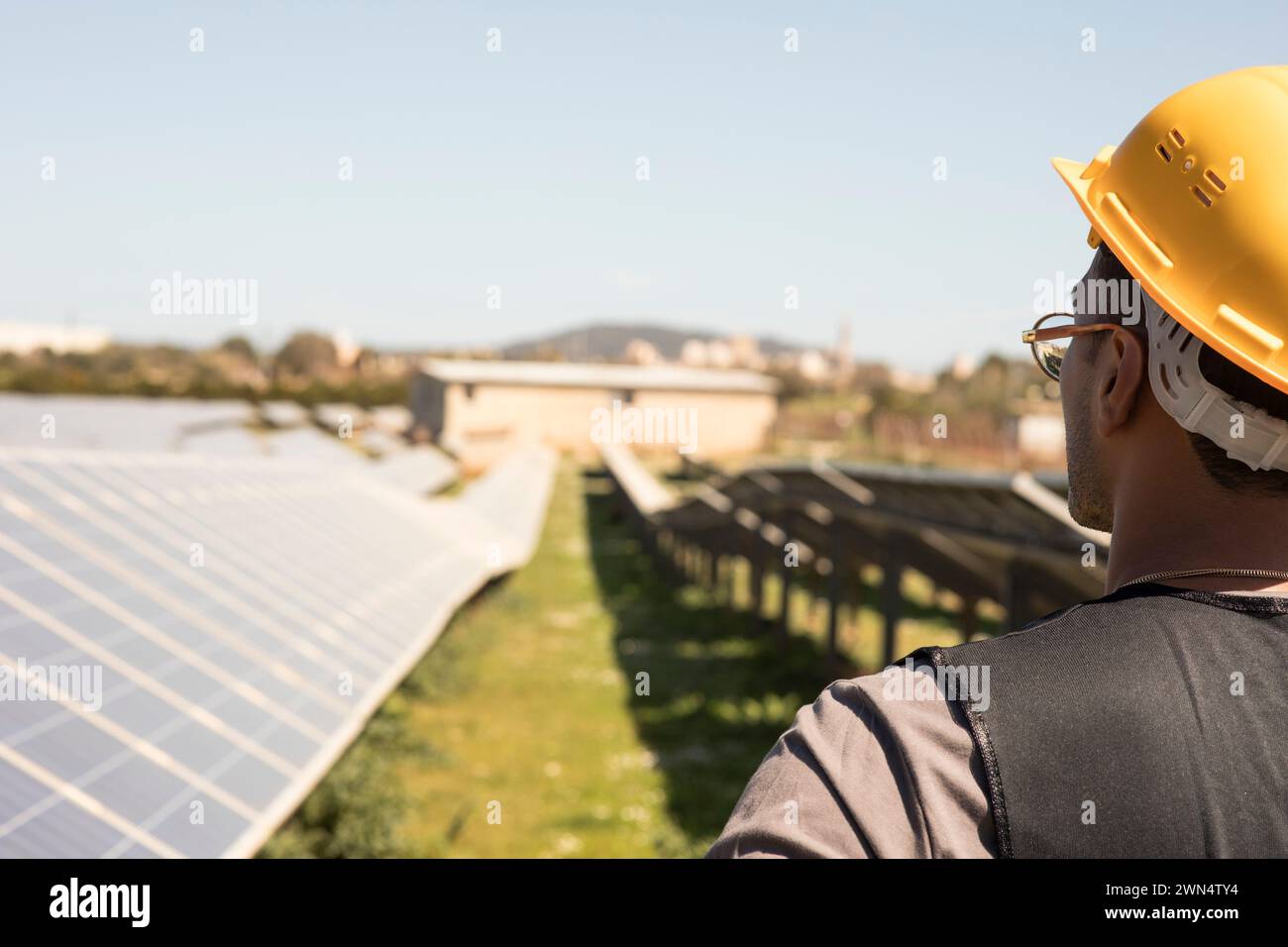 Male engineer in solar panel hi-res stock photography and images - Alamy