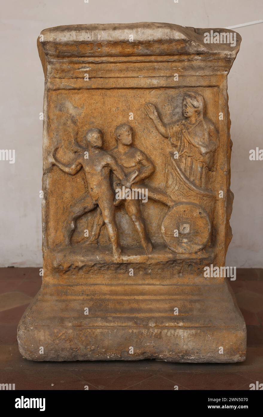 Roman altar, from the imperial period, in marble, with a relief that represents the scene of Cleobis and Biton pulling the chariot of their mother Cyd Stock Photo