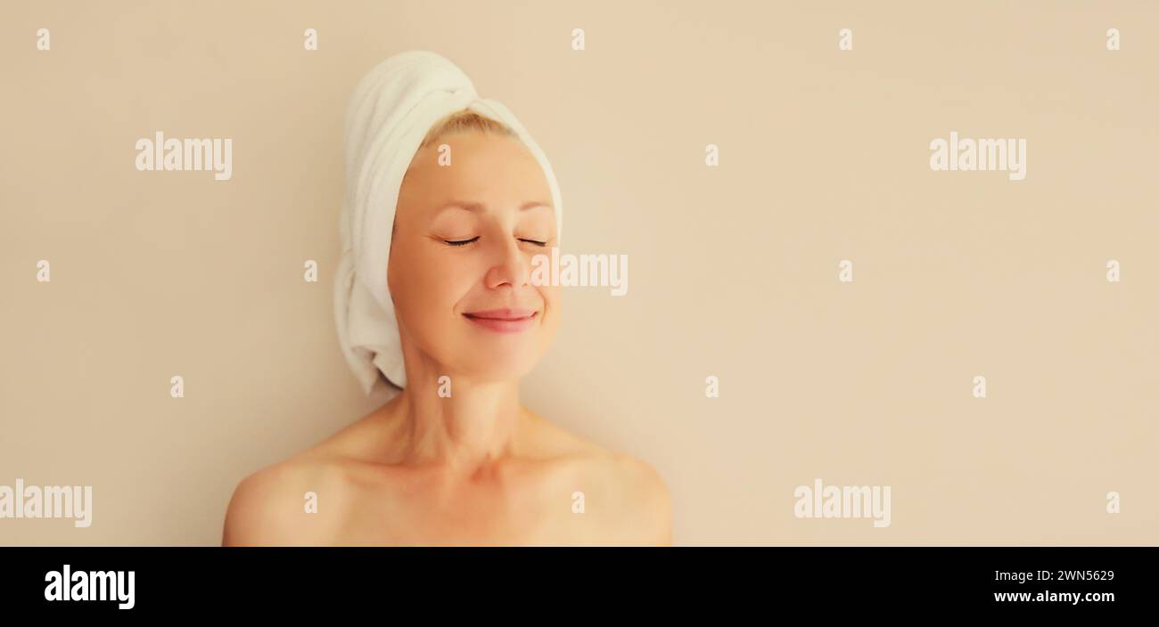 Mature woman shower hi-res stock photography and images - Alamy