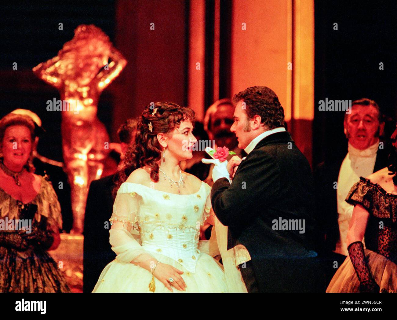 Elena Kelessidi (Violetta Valery), Vincenzo La Scola (Alfredo Germont) in LA TRAVIATA at the The Royal Opera, Covent Garden London WC2   10/07/1996  music: Giuseppe Verdi  libretto: Francesco Maria Piave  after ‘La Dame aux camelias’ by Alexandre Dumas fils  conductor: Simone Young  design: Bob Crowley  lighting: Jean Kalman  choreographer: Jane Gibson  director: Richard Eyre Stock Photo