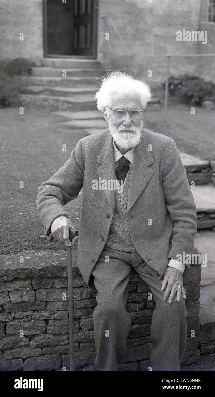 circa 1950, historical, the English journalist and author J W Robertson Scott, Idbury, Oxford, England, UK. Born in 1866 in Wigton Cumberland, he was the founder in 1927 of the magazine, The Countryman, which published articles and reviews of rural life and the British countryside. In 1947 his work was recognised when he was made a Member of the Order of the Companions of Honour and in 1949 awarded an honorary MA from Oxford University. His book, England's Green and Pleasant Land, written in 1925, became a best-seller. Stock Photo