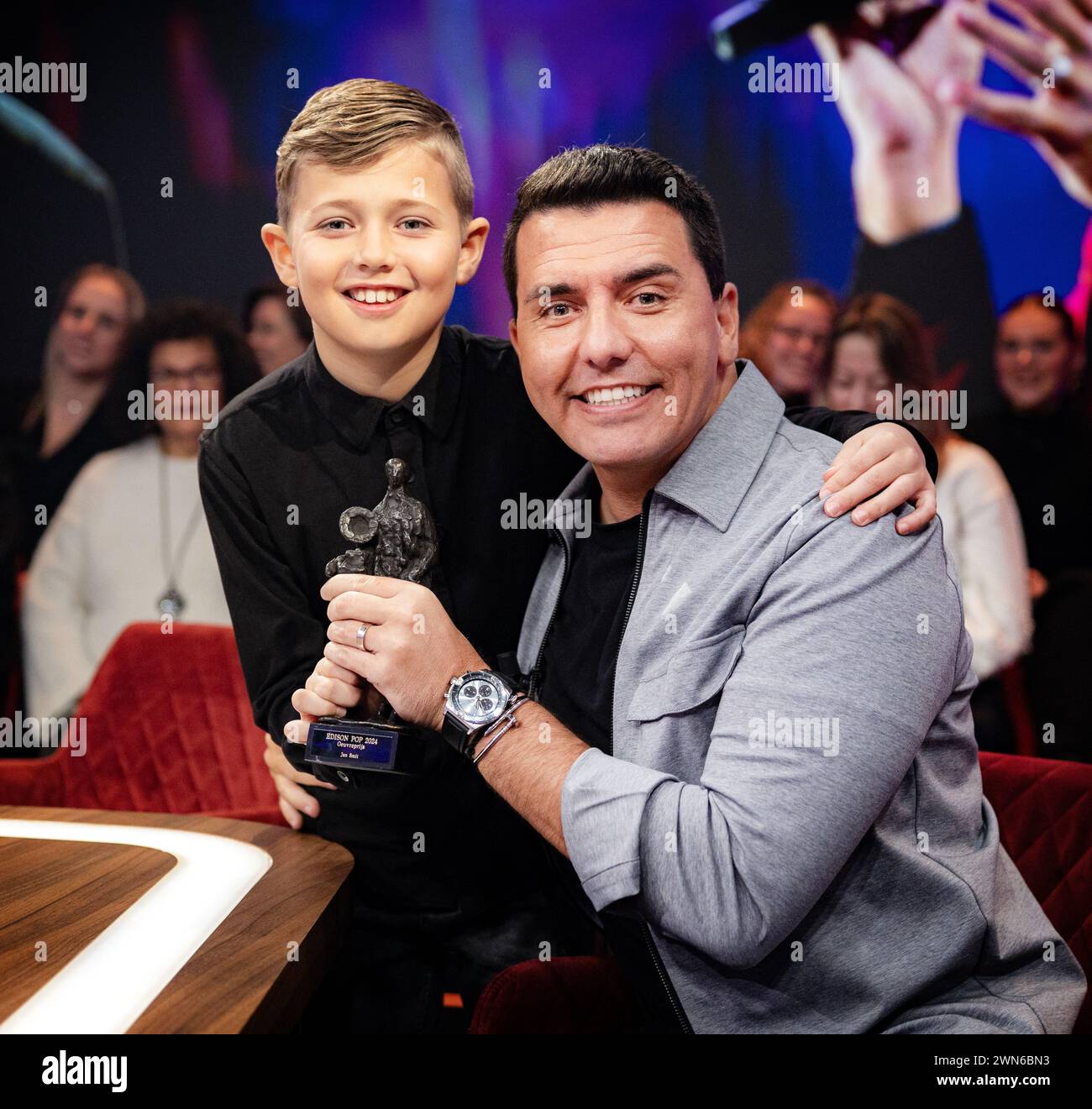 AMSTERDAM - Jan Smit receives an Edison Pop Oeuvre Prize from his son Senn Smit during a live broadcast of Humberto. ANP RAMON VAN FLYMEN netherlands out - belgium out Stock Photo