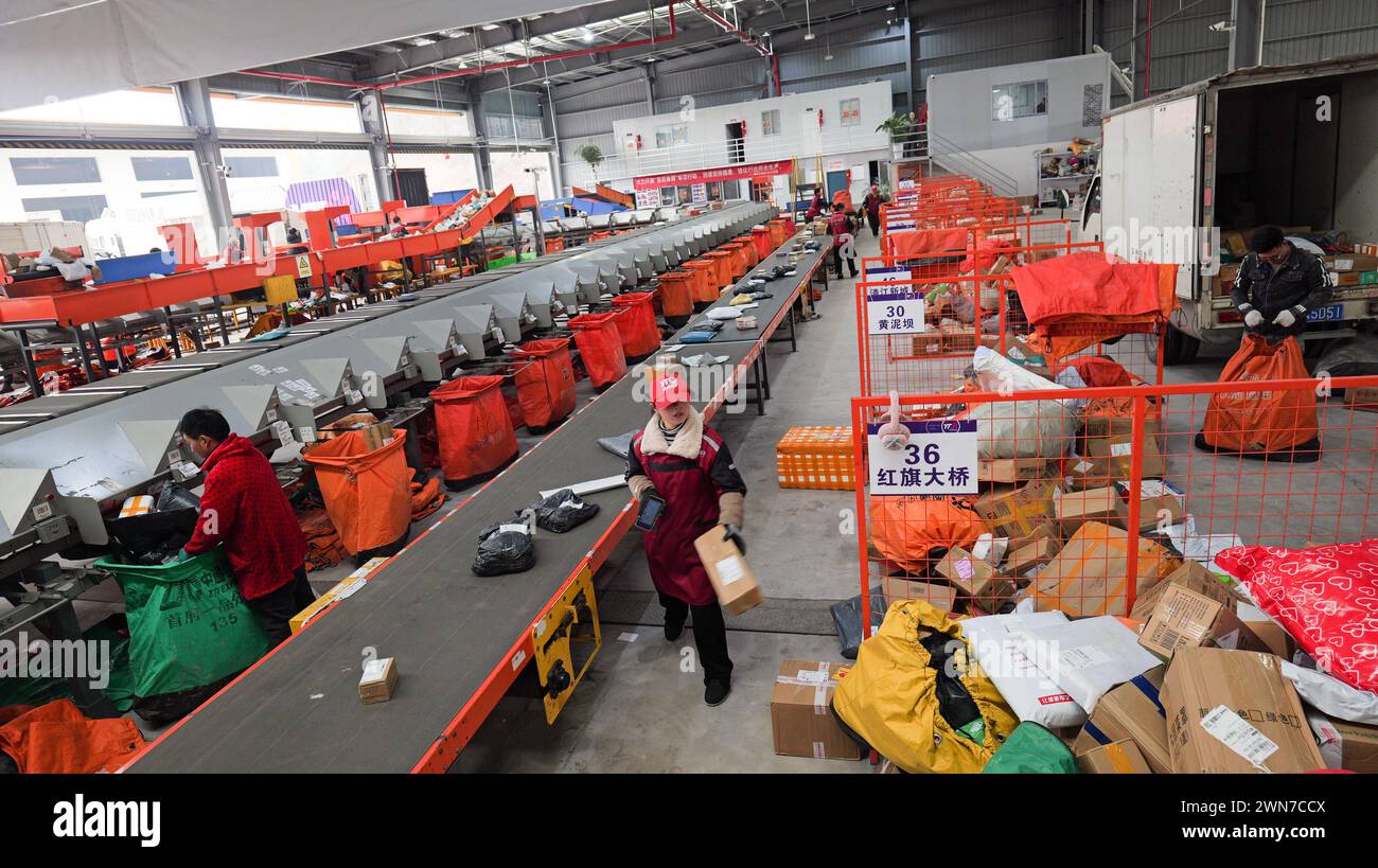 ENSHI, CHINA - MARCH 1, 2024 - Staff members sort deliveries at Daodjia Express Co LTD in Enshi prefecture, Central China's Hubei province, March 1, 2 Stock Photo