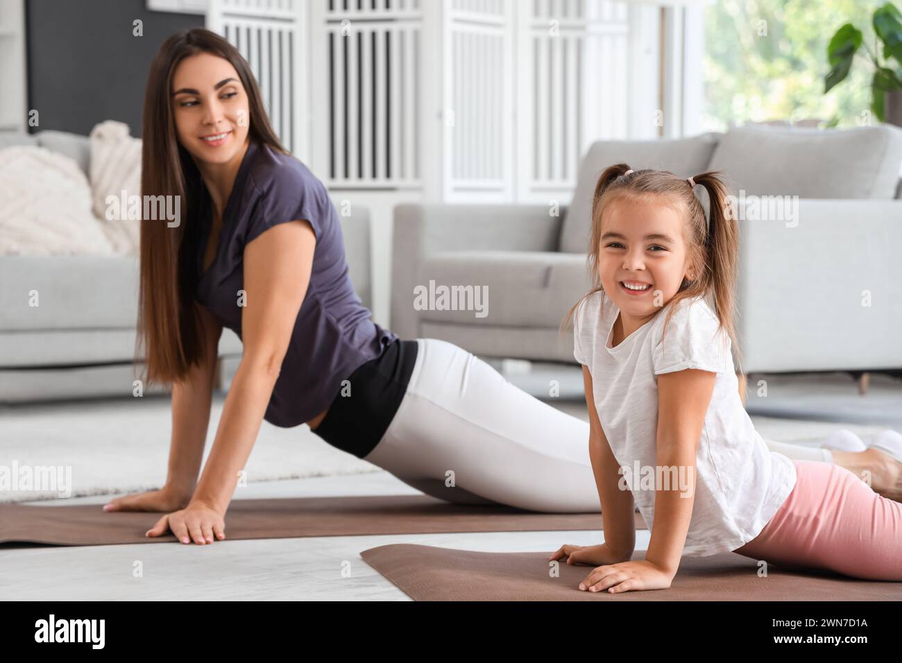 Happy mother with her little daughter training at home Stock Photo - Alamy