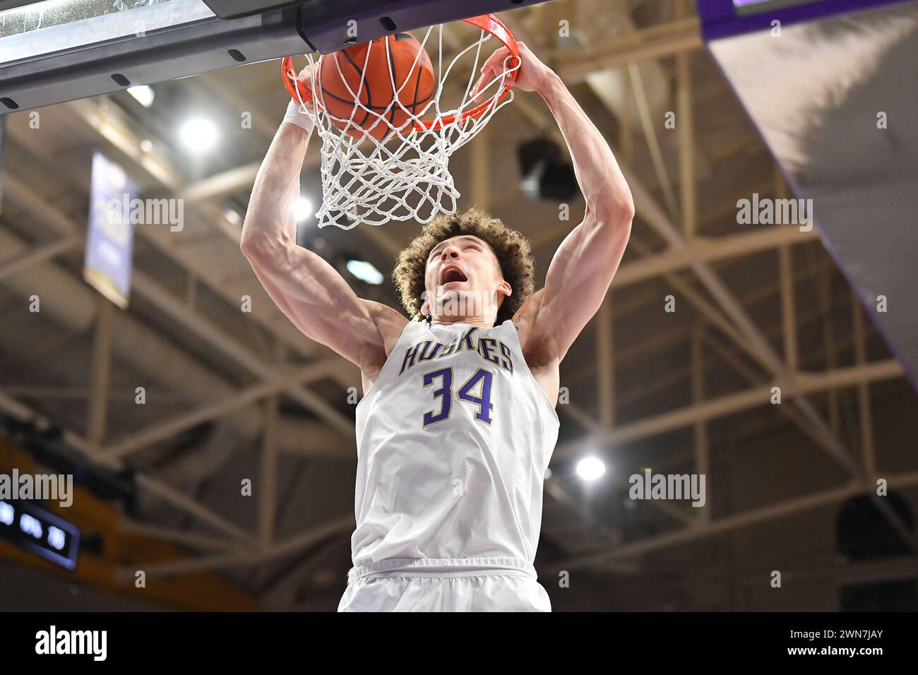 Seattle, WA, USA. 29th Feb, 2024. Washington Huskies center Braxton