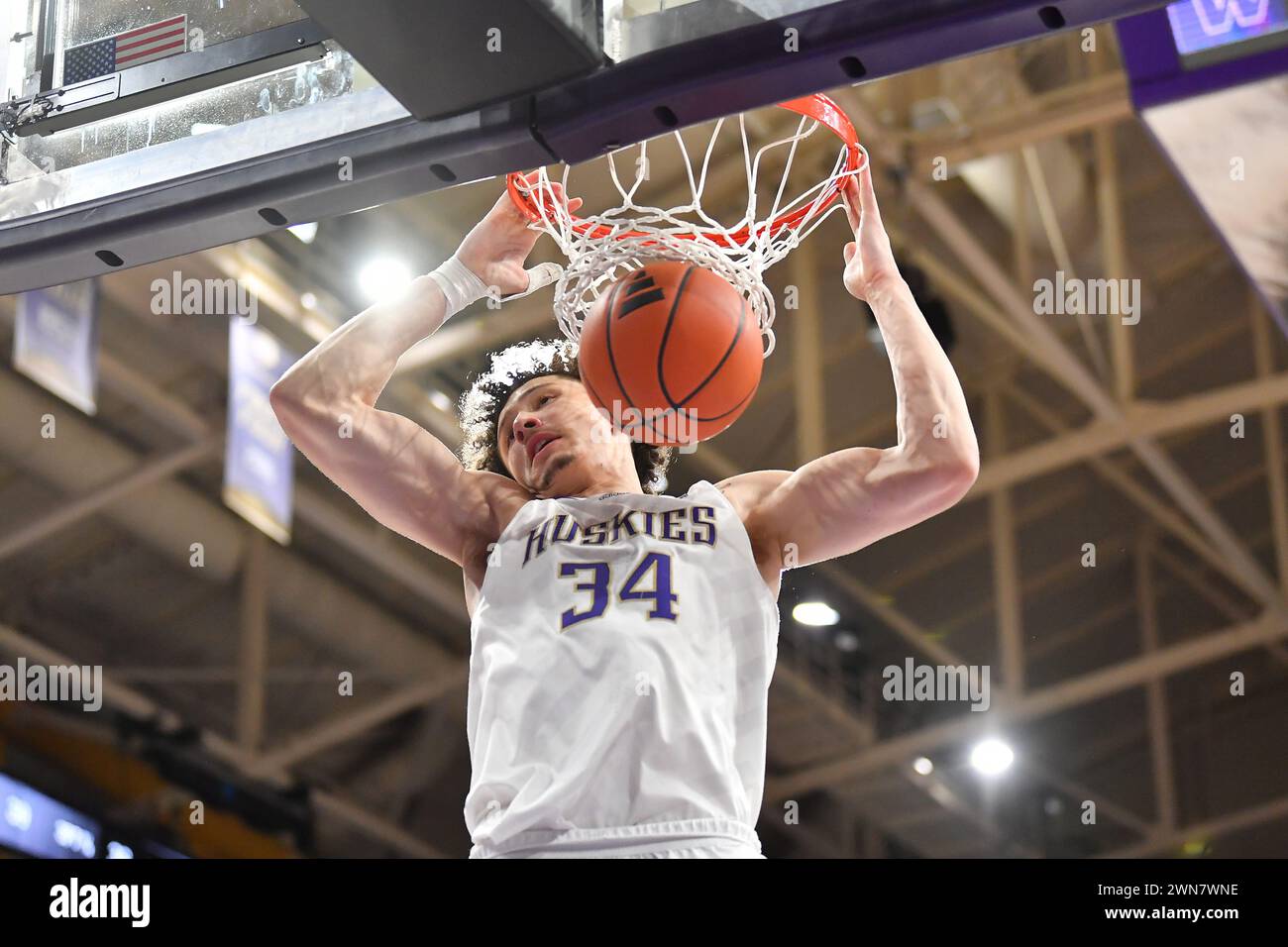 Seattle, WA, USA. 29th Feb, 2024. Washington Huskies center Braxton