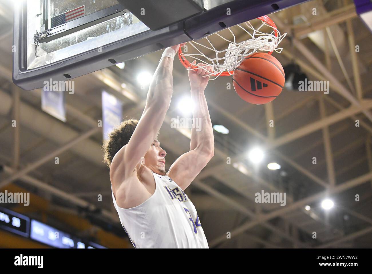 Seattle, WA, USA. 29th Feb, 2024. Washington Huskies center Braxton