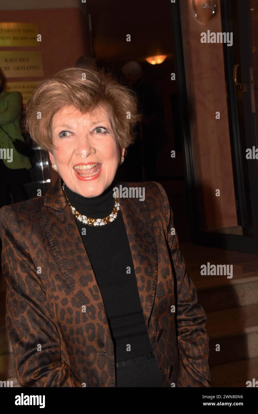 Carolin Reiber TV Moderatorin Muenchen 29.02.2024 Theater Kleine