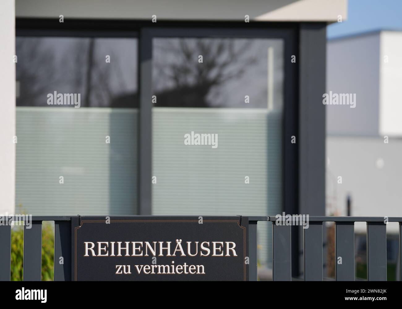 Wittenberge, Germany. 28th Feb, 2024. A sign saying "Terraced houses