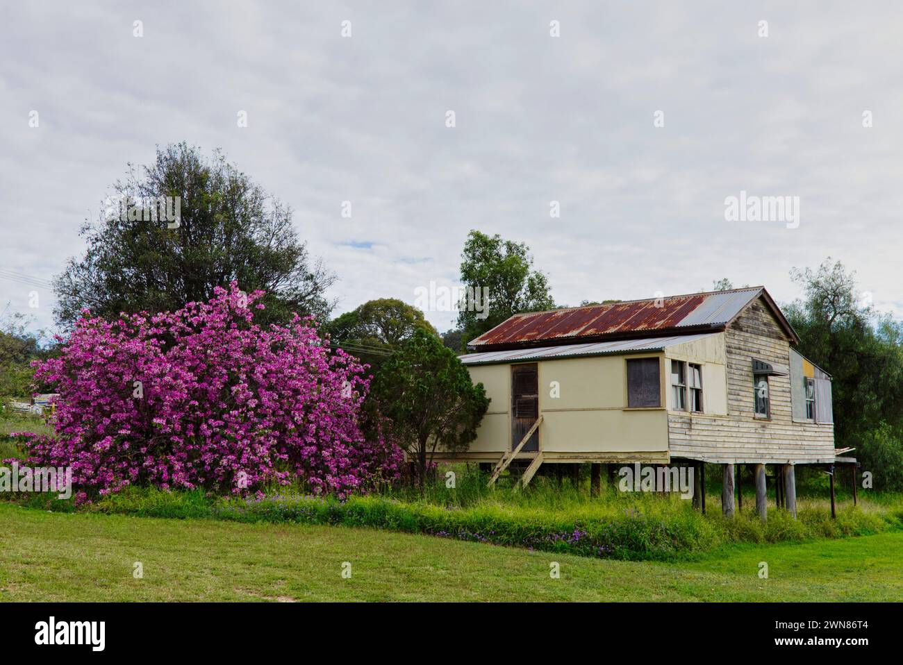 Former gold miners cottage set on Third Ave Cracow Queensland Australia Stock Photo