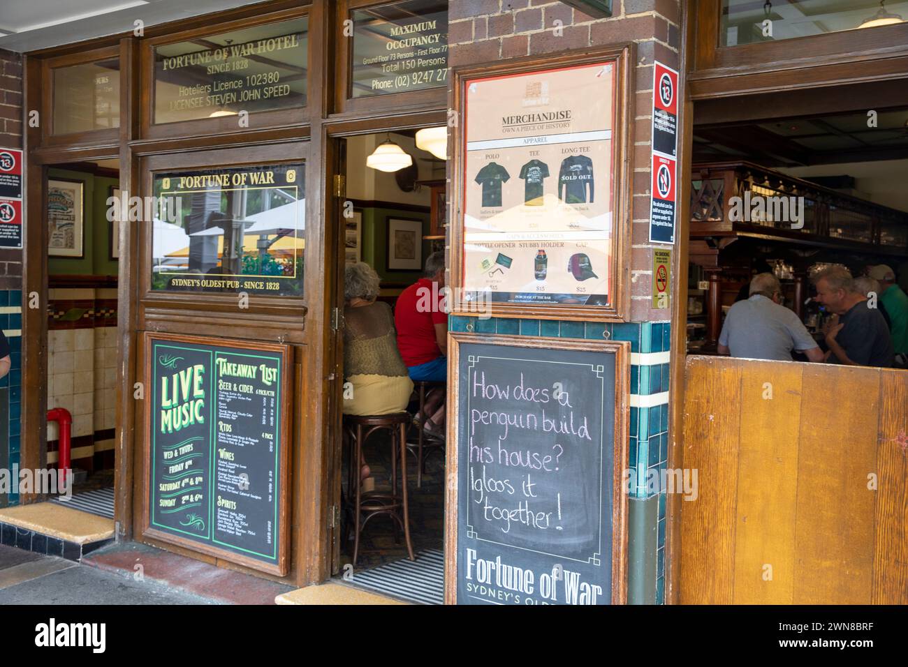 Fortune of War pub in Sydney, Sydney's oldest public house Inn in the Rocks area of Sydney city centre,NSW,Australia,2024 Stock Photo