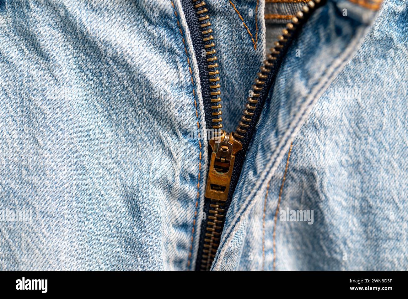 , Deutschland, 01.03.2024,  Nahaufnahme eines Reißverschlusses an einer Jeans. Klare Textur und Fokus auf die Metallzähne. Stock Photo
