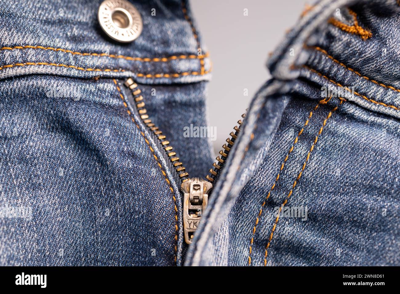 , Deutschland, 01.03.2024,  Nahaufnahme eines Reißverschlusses an einer Jeans. Klare Textur und Fokus auf die Metallzähne. Stock Photo