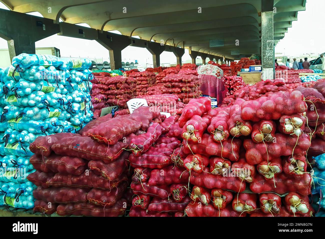 Sacks of red onions and garlic are in the wholesale market at Dammam,Saudi Arabia, for sale. City: Dammam, Saudi Arabia Stock Photo