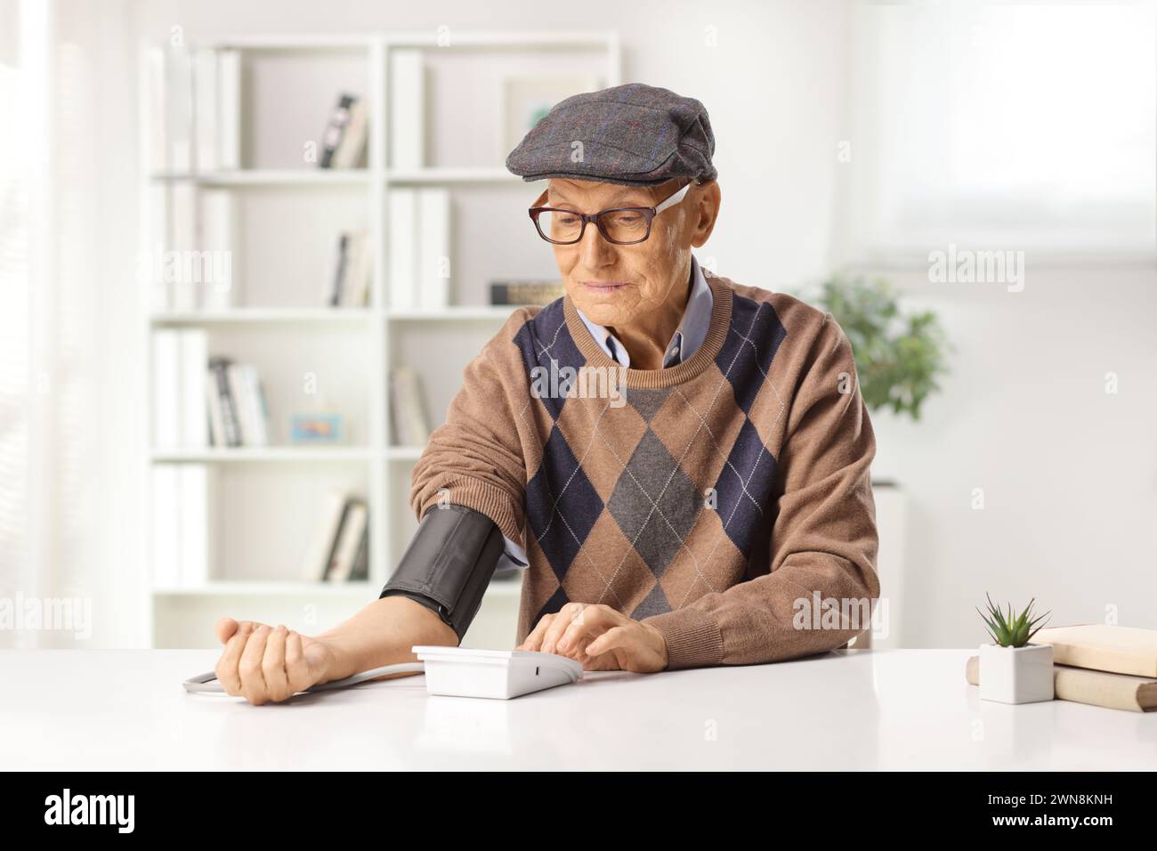 Blood pressure monitor man hi-res stock photography and images - Alamy