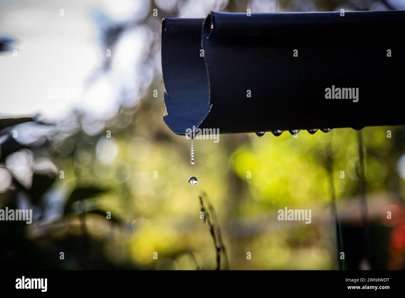 Wassertropfen an einer Dachrinne Stock Photo